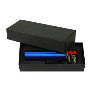 Blaue Taschenlampe mit schwarzem Knopf und schwarzem Band in der schwarzen Kartonverpackung mit drei Batterien