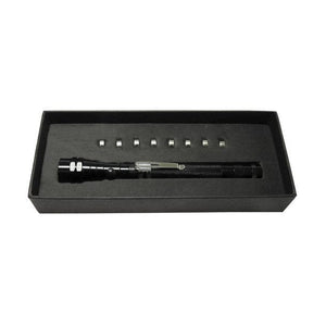 Schwarze, glänzende, ausfahrbare Taschenlampe mit silbernem Clip in schwarzer Kartonverpackung mit Batterien