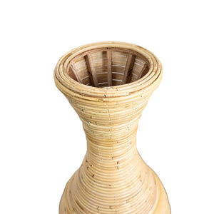 Herangezoomtes Bild an die Öffnung der Bodenvase