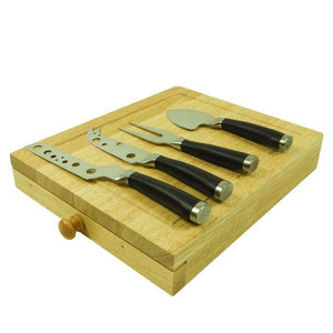 Vier Käse-Messer die auf der hölzernen Box des Sets liegen