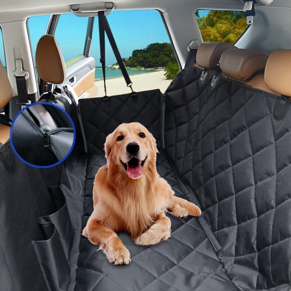 Wasserdichte, schwarze Hundedecke in einem Auto mit einem Hund