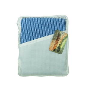 Blaues Mikrofasertuch in weissem Etui mit Reißverschluss und Netzfach