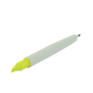 Hellgrüner Fineliner und Textmarker auf beiden Seiten geöffnet und von der Seite