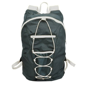 Dunkelgrüner Rucksack mit weißen Schultergurten und elastischer Schnürung auf der Vorderseite, inklusive Reißverschlussfach und Netz-Außentasche