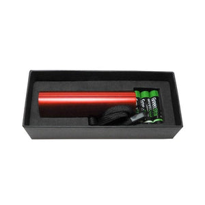 Rote Taschenlampe mit schwarzem Knopf und schwarzem Band in der schwarzen Kartonverpackung mit drei Batterien