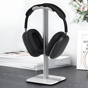 Weisser Headset-Ständer in einem Anwendungsbeispiel mit schwarzem Headset