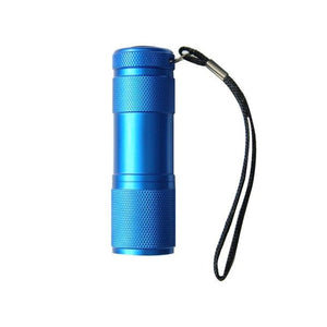 Hellblaue Taschenlampe mit schwarzer Schnur von oben