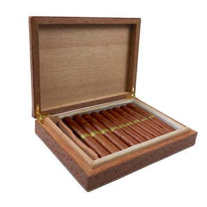 Geöffnete Lederbox mit hölzernen Innenwänden und neun Zigarren darin