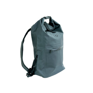 Schwarze Trockentasche mit schwarzem Reissverschluss von der Seite