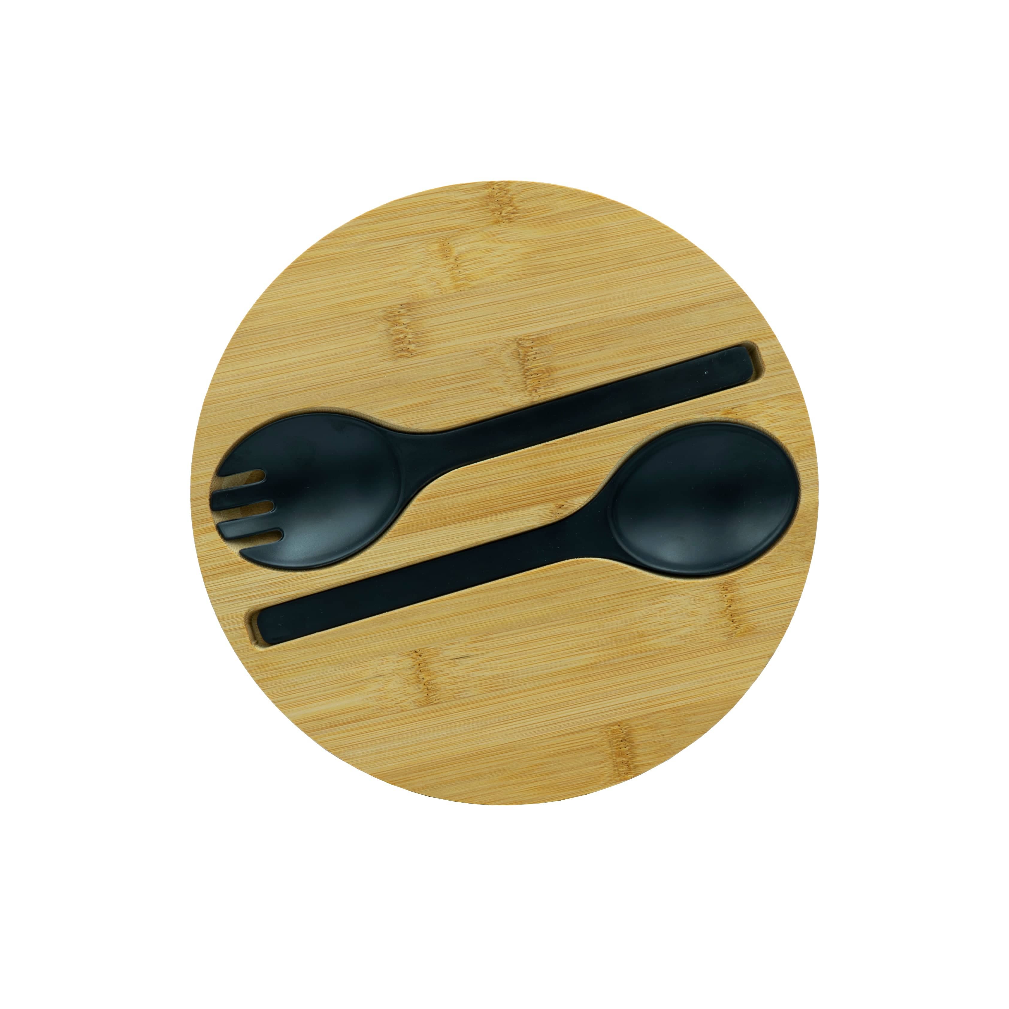 Schwarze Salatschüssel mit schwarzem Besteck und Holzdeckel von oben