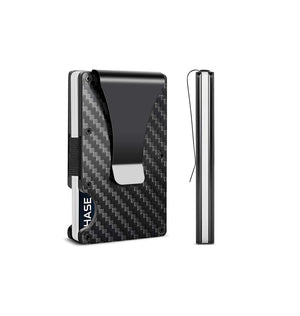 Schwarzer Carbon Card Holder mit silbernen Details von der Seite