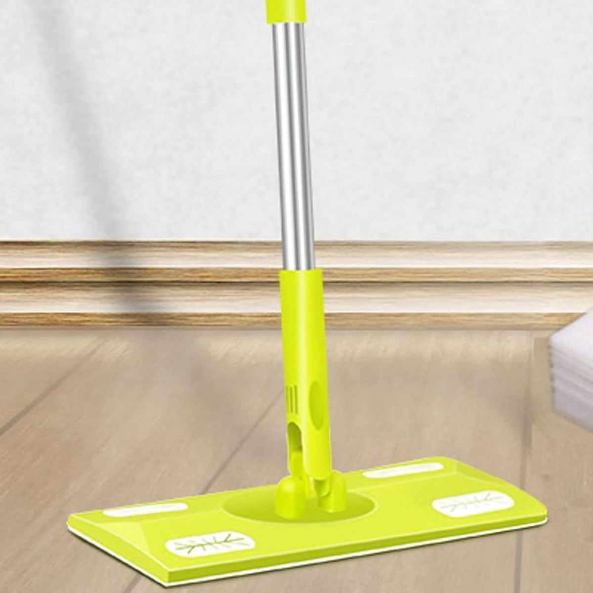 Gelber Flachwischer mit silberner Stange in einem Anwendungsbeispiel