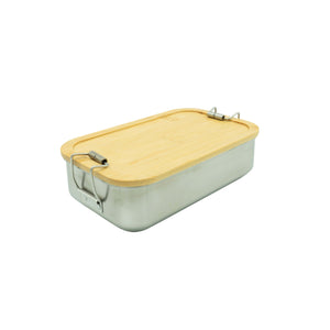 Silberne, geschlossene Lunchbox mit hölzernem Deckel