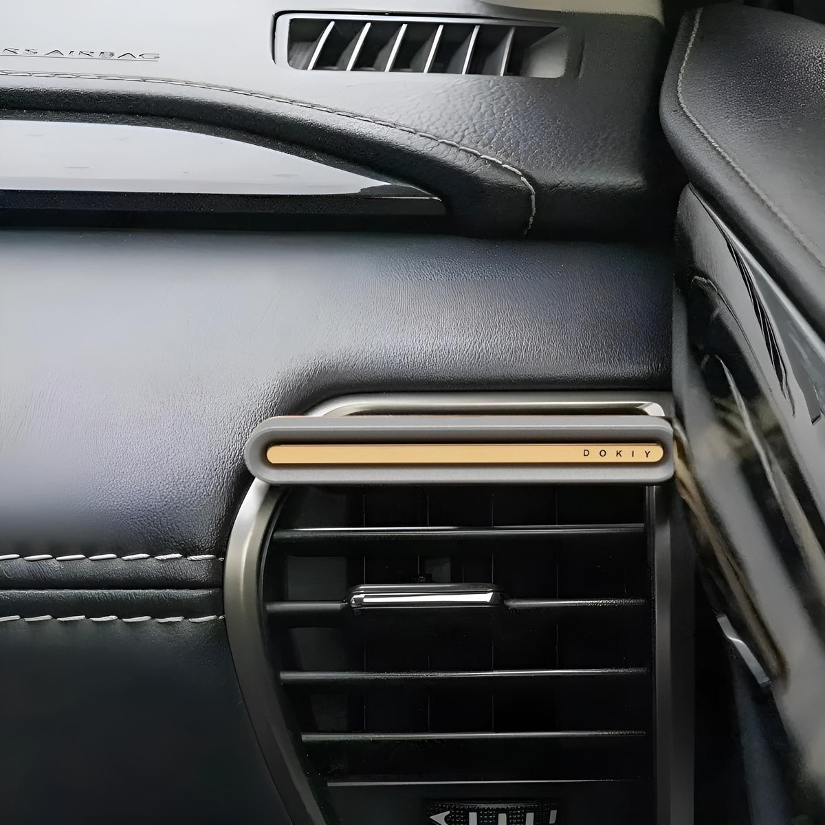 Silber-goldener Autoduft mit Klammer an der Rückseite in einem Anwendungsbeispiel