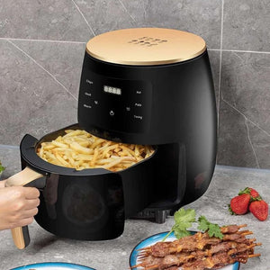 Schwarzer Airfryer mit goldenen Details in einem Anwendungsbeispiel