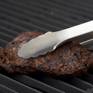 Silberne Grillzange in einem Anwendungsbeispiel