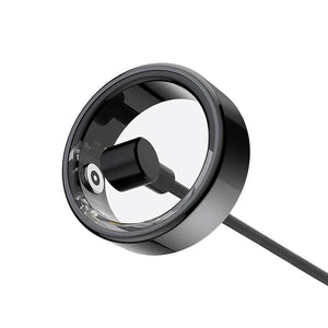 Schwarzer Smart Ring beim Aufladungsprozess