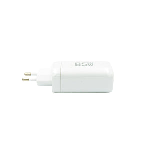 Weisser Super Fastcharger mit einem USB-C Anschluss und einem USB-A Anschluss von der Seite