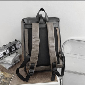 Grauer Lederrucksack mit silbernen Details von hinten