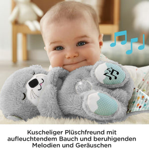 Graues Stofftier mit Muschel auf dem Bauch in einem Anwendungsbeispiel mit einem Kind