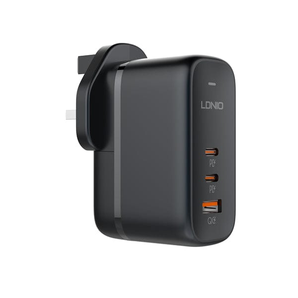 Schwarzer Fastcharger mit verschiedenen Stecker-Aufsätzen, zwei USB-C Anschlüssen und einem USB-A Anschluss von vorne