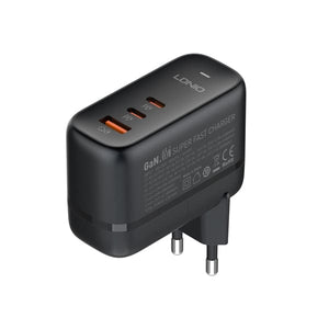 Schwarzer Fastcharger mit verschiedene Stecker-Aufsätzen, zwei USB-C Anschlüssen und einem USB-A Anschluss von oben