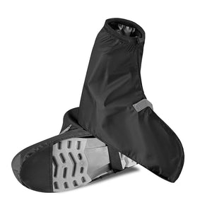 Schwarzer Plastikschuhüberzug in einem Anwendungsbeispiel
