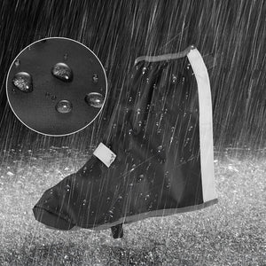 Schwarzer Plastikschuhüberzug in einem Beispiel im Regen