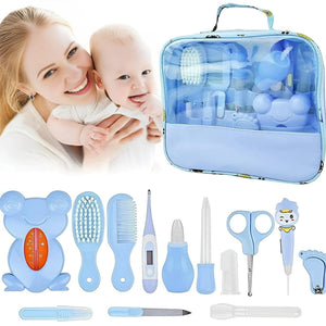 Hellblaues Babypflege-Set mit transparenter Vorderseite und Reissverschluss mit dem Inhalt ausgelegt