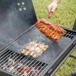 Schwarze Grillmatte in einem Anwendungsbeispiel