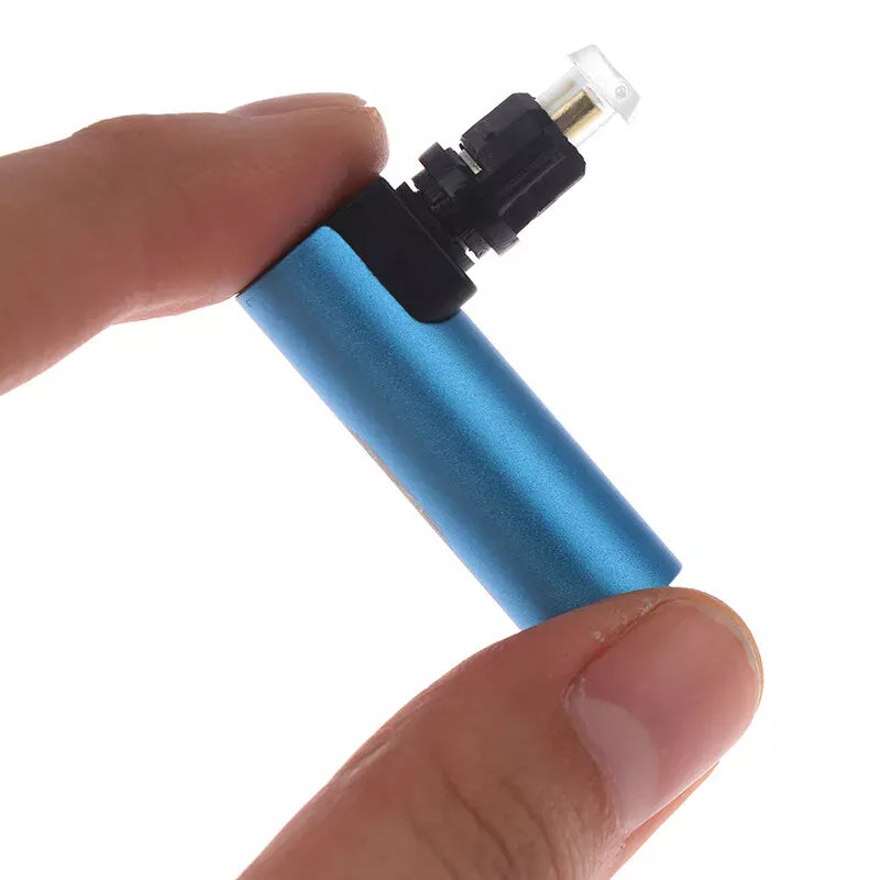 Blauer Glasfaserkabel-Adapter zwischen zwei Fingern
