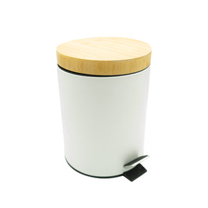 Weisser Mülleimer mit Holzdeckel und schwarzem Fusspedal