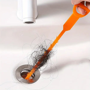 Orangener Kunststoff Abflussreiniger Haken in einem Anwendungsbeispiel mit Haaren