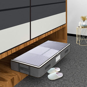 Aufbewahrungstasche mit transparenter Oberseite und Beispielsinhalt mit Schlafzimmer im Hintergrund
