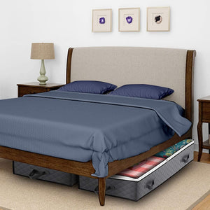 Zwei Aufbewahrungstaschen mit transparenter Oberseite und Beispielsinhalt unter einem Bett