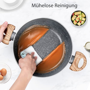 Aluminium Bratpfanne mit Marmordesign und Holzgriff in einem Reinigungsbeispiel
