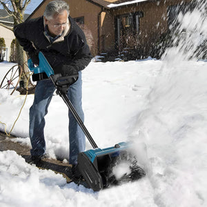 Schwarz-blaue, elektrische Schneefräse in einem anderen Anwendungsbeispiel
