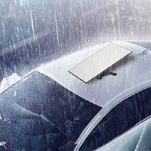 Schwarze Magnethalterung mit vier Schrauben in einem Anwendungsbeispiel auf einem Autodach