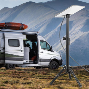 Anwendungsbeispiel des schwarzen Klappstatives mit Camper und Natur im Hintergrund