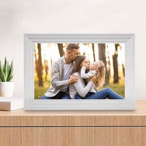Weisser digitaler Bilderrahmen auf einem hölzernem Regal mit anderem Fotobeispiel