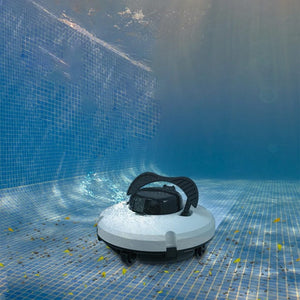 Weiss-schwarzer Poolroboter unter Wasser in einem Anwendungsbeispiel
