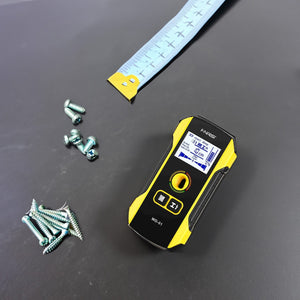 Schwarz-gelber Wanddetektor mit digitalem Bildschirm neben Schrauben und Massband