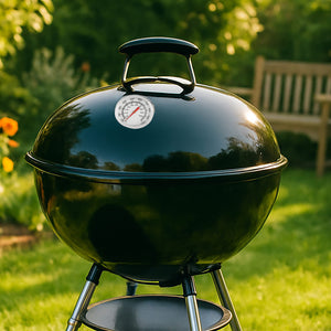 Grill-Deckelthermometer mit roter anzeige in einem Anwendungsbeispiel bei einem schwarzen Grill