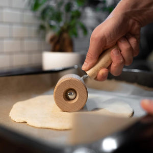 Holz Backblechroller mit Holzgriff in einem Anwendungsbeispiel mit Teig