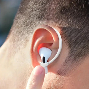 Weisse Silikon Ohrbügel in einem Anwendungsbeispiel an getragenen Airpods