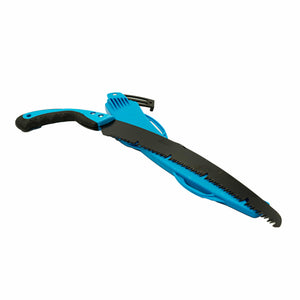 Ausgepackte blaue Baumsäge mit schwarzer Klinge auf der blauer Schutzabdeckung