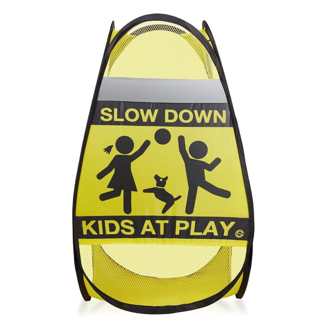Gelbes Strassenschild mit Abbildung von spielenden Kindern und "Slow down, kids at play" Aufschrift
