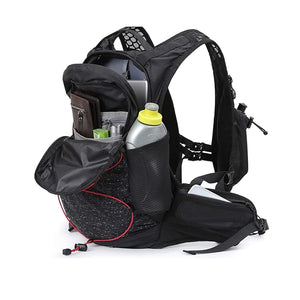 Schwarzer, geöffneter Rucksack mit roten Details und Beispielsinhalt