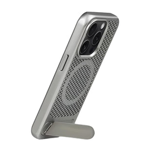 Graue iPhone-Hülle mit speziellem Muster und ausgeklapptem Ständer in einem Anwendungsbeispiel mit einem iPhone 16 Pro