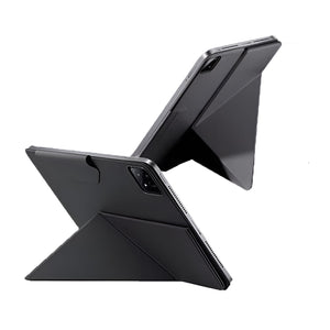 Schwarze, aufstellbare iPad-Hülle in zwei Anwendungsbeispielen